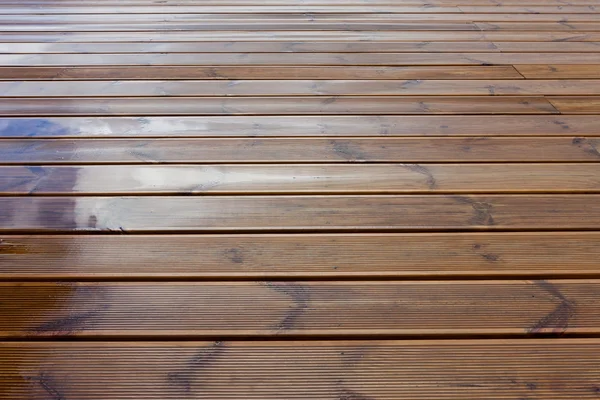 Terrazza bagnata pavimento in legno — Foto Stock