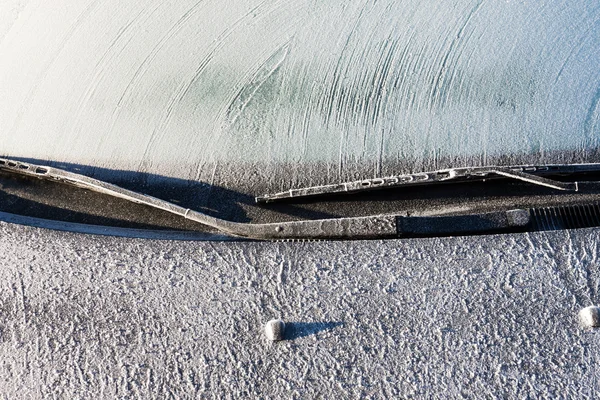 Frost on a completely covered car windscreen — Stock Photo, Image