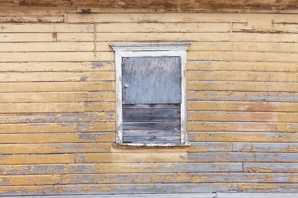 Fenêtre barricadée dans un vieux bâtiment abandonné — Photo
