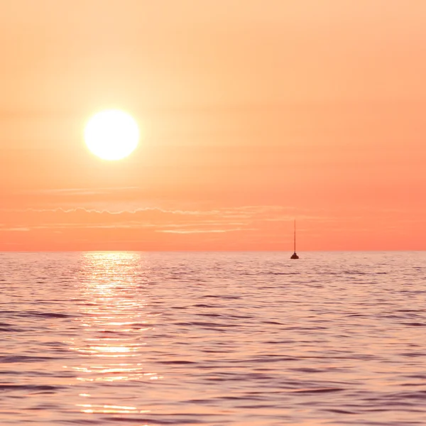 Yat ile deniz kırmızı günbatımı — Stok fotoğraf