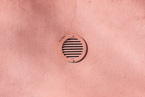 Ventana de ventilación de metal sobre fondo de pared — Foto de Stock