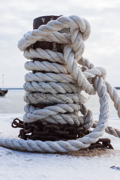 Gamla pollare och frysta fartyget kabel — Stockfoto