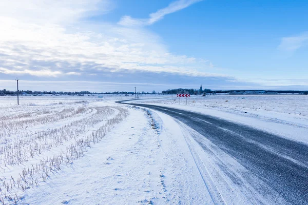 Estrada do campo através do campo de inverno — Fotografia de Stock