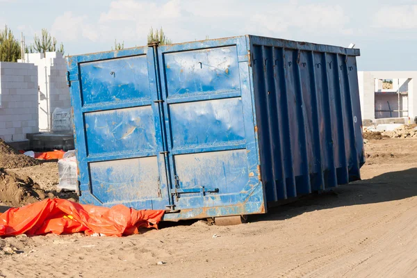 Onstruction webbplats med midja behållare — Stockfoto