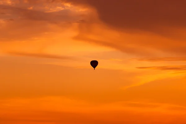 Balon na gorące powietrze lecący o zachodzie słońca — Zdjęcie stockowe