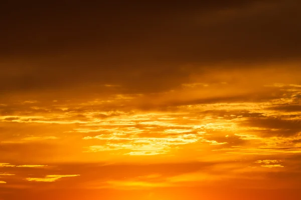 明るく鮮やかなオレンジ色と黄色の色の夕焼け空 — ストック写真