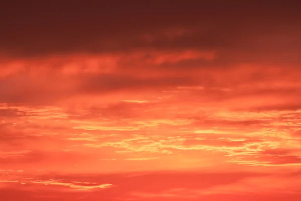 Zachód słońca niebo jasne żywe kolory pomarańczowy i żółty — Zdjęcie stockowe