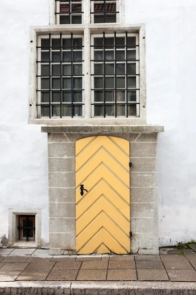 Old wooden door with white wall — Stock Photo, Image