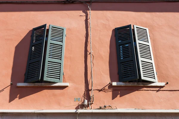 Typisch italienisches Fenster — Stockfoto