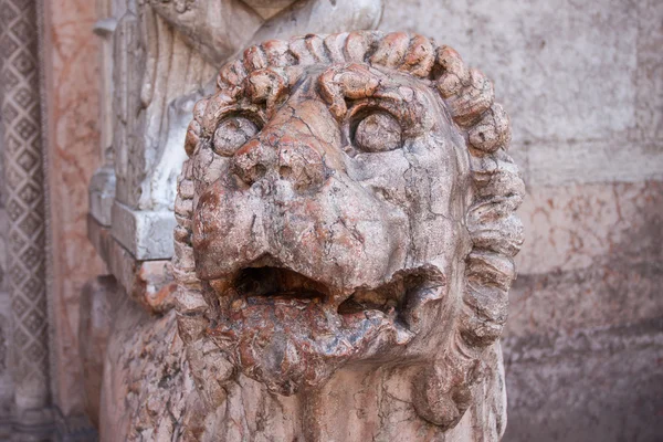 Itálie, socha lva ravenna — Stock fotografie