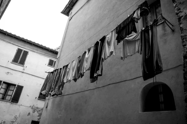 Líneas de lavado sobre una tranquila calle italiana, Toscana, Italia, Euro — Foto de Stock