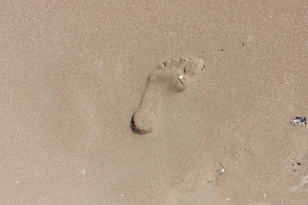 Pegada humana na praia de areia — Fotografia de Stock