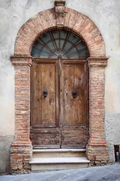 Staré elegantní dveře v Itálii — Stock fotografie