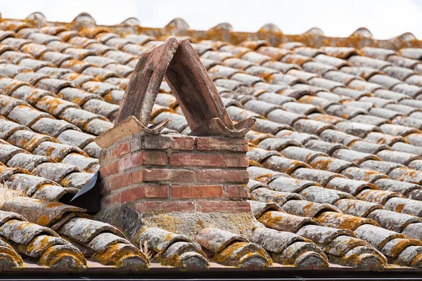 非常に古い屋根瓦 — ストック写真