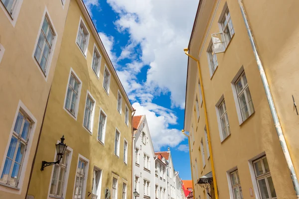 Narrow street in the old town of Tallinn city — Stock Photo, Image
