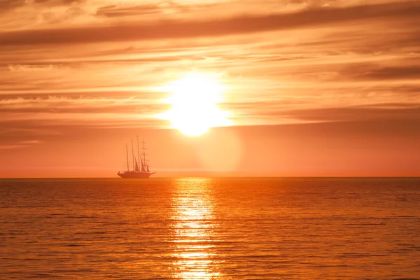 The ancient ship in the sea — Stock Photo, Image