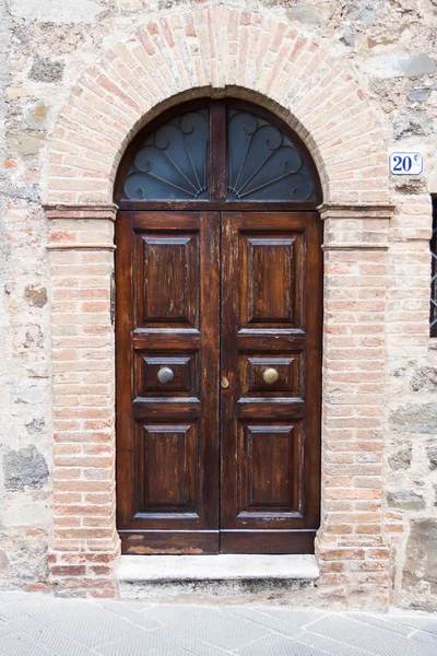 Antigua puerta elegante en Italia — Foto de Stock