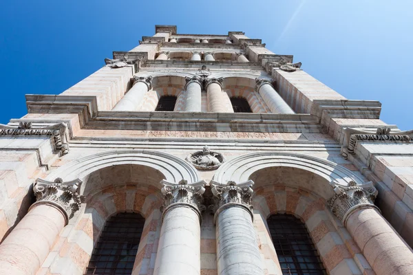 Romansk katedral Ferrara i Emilia Romagna, Italien - Stock-foto