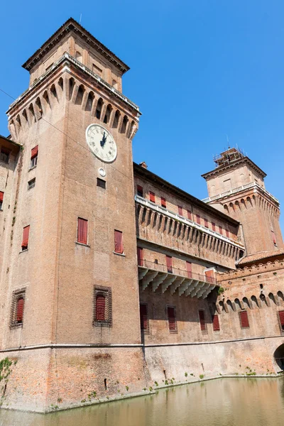 Zámkem Estense. Ferrara. Emilia-Romagna. Itálie — Stock fotografie