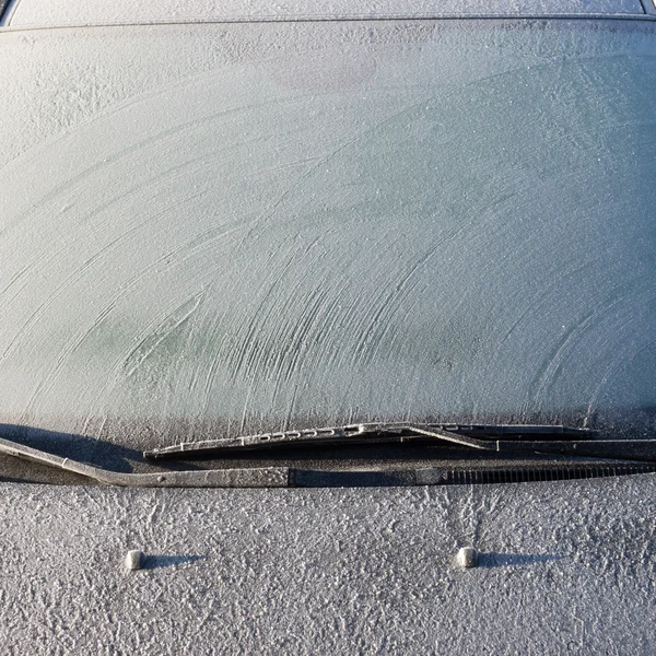 Мороз на полностью закрытом лобовом стекле автомобиля — стоковое фото