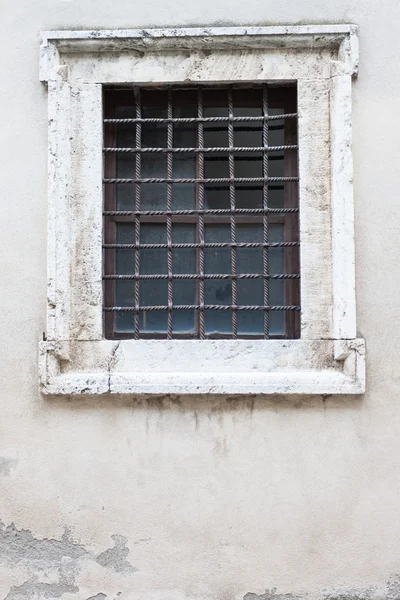 Altes und vergreistes Fenster — Stockfoto