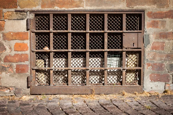 Parede de tijolo com uma janela — Fotografia de Stock