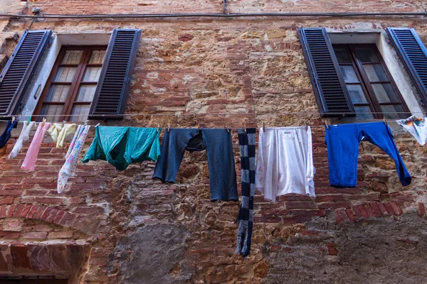 Wassen lijnen boven een rustige Italiaanse straat — Stockfoto