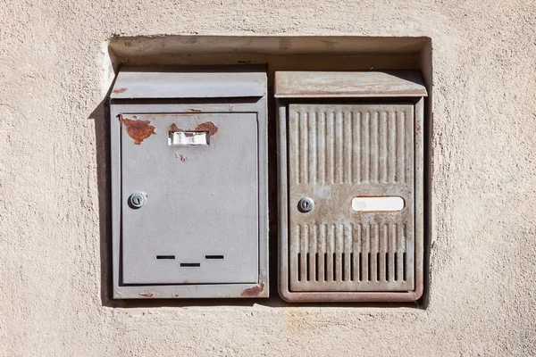 Старинные металлические почтовые ящики — стоковое фото