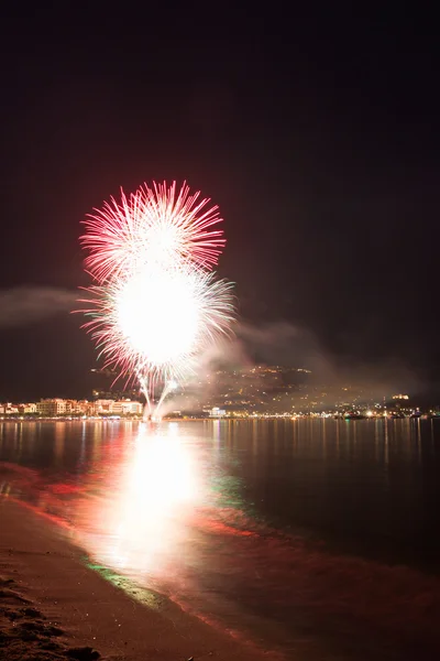 La Noche de San Juan con fuegos artificiales — Foto de Stock