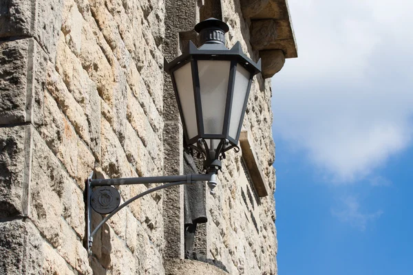 Lanterna sul vecchio muro di San Marino — Foto Stock