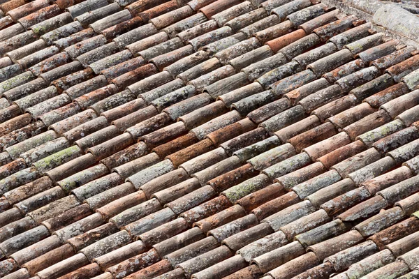 Image rapprochée sur de très vieilles tuiles de toit — Photo