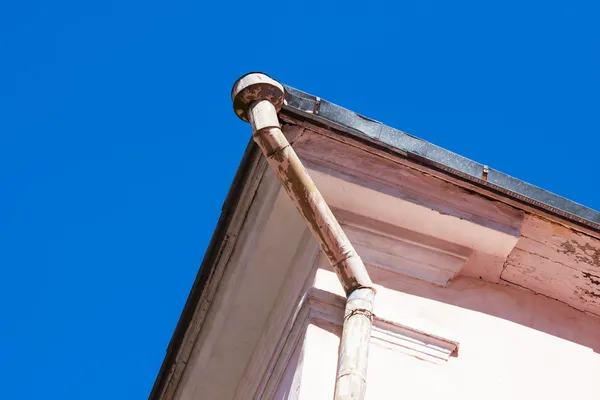 Grondaie pioggia sulla vecchia casa — Foto Stock