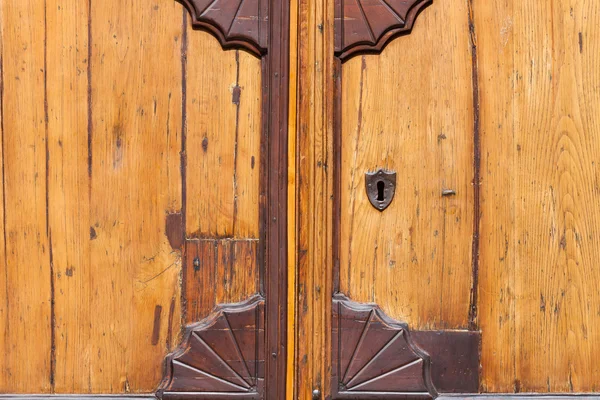 Una vieja puerta cerrada con llave de madera y gruñón —  Fotos de Stock