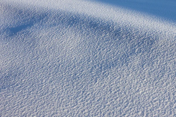 Texture di neve bianca con ombre blu — Foto Stock