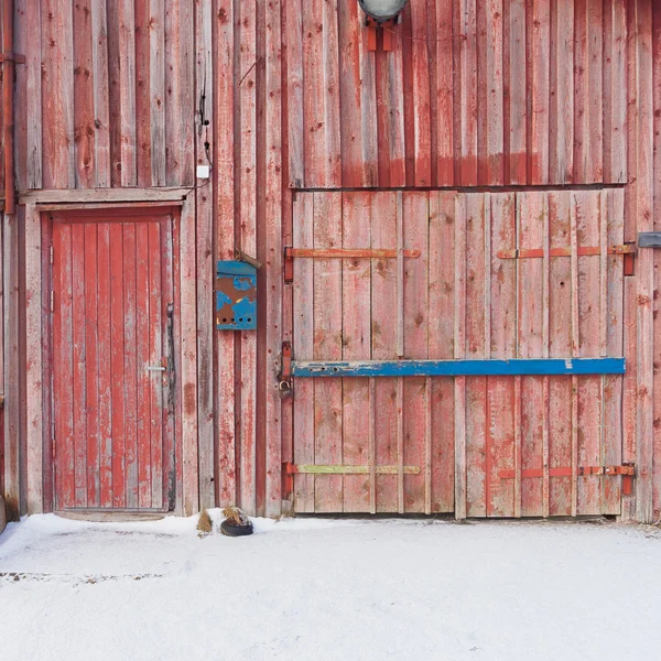 Asma kilitli eski ahşap kapı — Stok fotoğraf