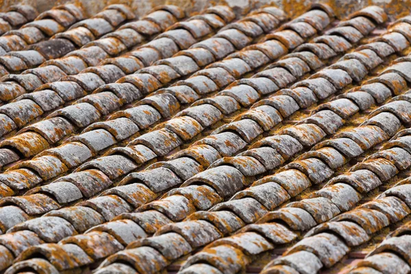 Nahaufnahme auf sehr alten Dachziegeln — Stockfoto