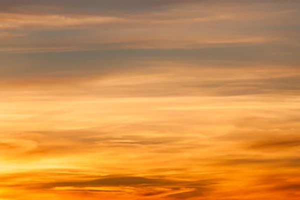 Colores anaranjados y amarillos vibrantes cielo puesta del sol — Foto de Stock