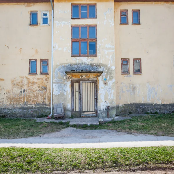 Övergivet hus under dagen — Stockfoto