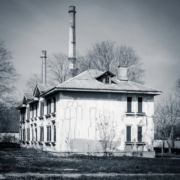 Maison abandonnée - noir et blanc — Photo