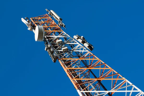 Torre di comunicazione con antenna — Foto Stock