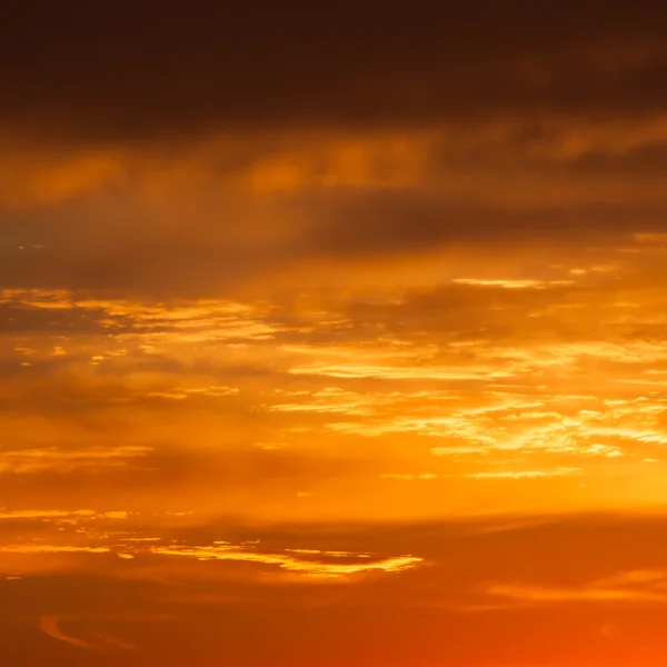 Brillantes colores anaranjados y amarillos cielo puesta del sol — Foto de Stock