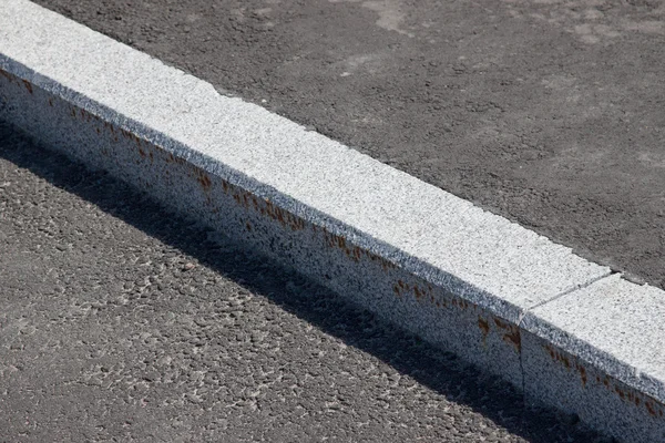 Bílé obrubník a asfaltové silnici — Stock fotografie