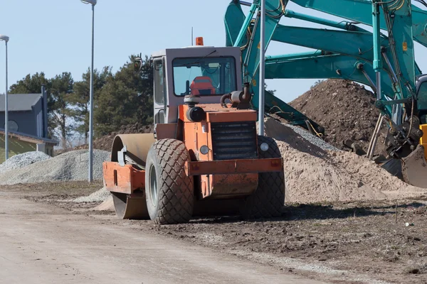 Excavadoras y camión compactador de asfalto — Foto de Stock