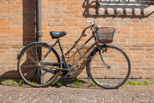 Bicicletta arrugginita vecchio stile — Foto Stock