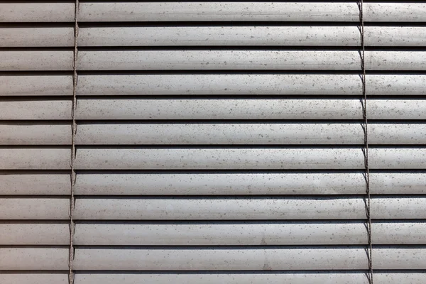Grå luckor över ett skyltfönster — Stockfoto