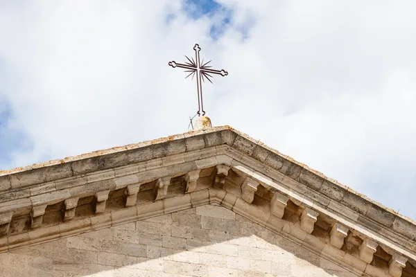 Altes Kreuz auf mittelalterlicher Kathedrale — Stockfoto