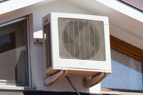 空気圧縮機は屋根の上に位置しています。 — ストック写真