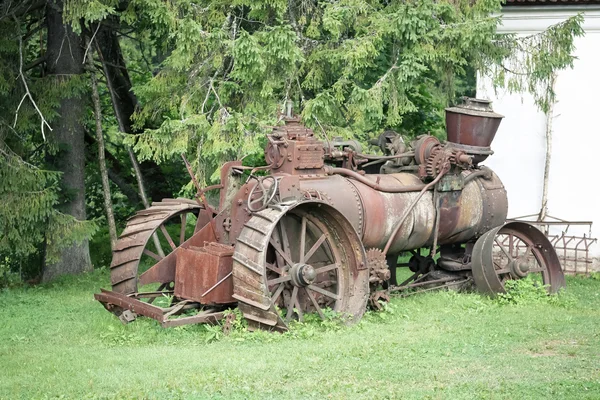 Vecchio trattore agricolo arrugginito — Foto Stock