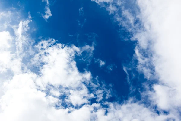 Nuvole luminose e cielo blu — Foto Stock