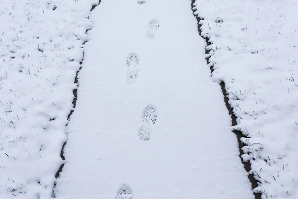 雪覆盖的道路上的步骤 — 图库照片